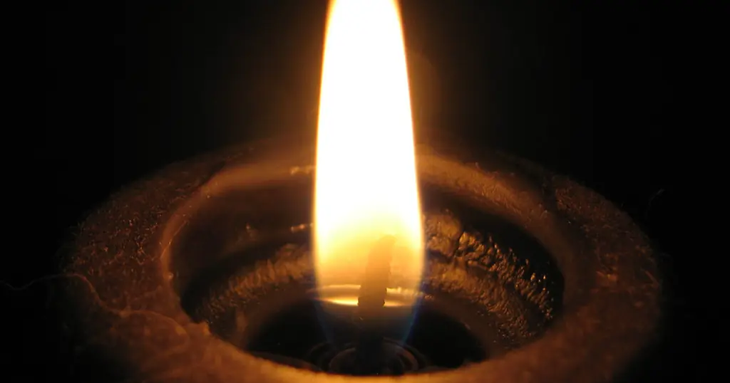 Flamme de bougie en gros plan