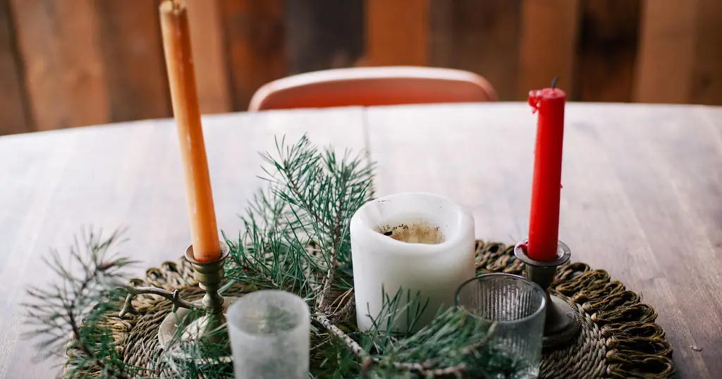 Table avec des bougies allumées le soir